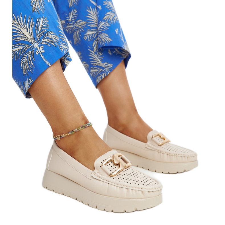 Beige Lederschuhe mit dekorativer Schnalle