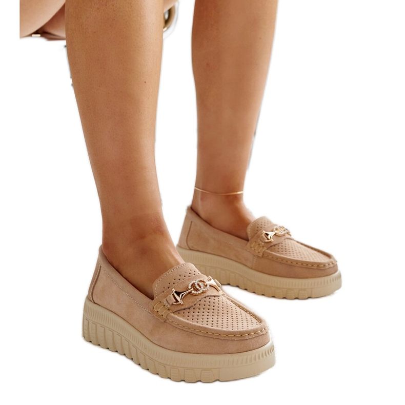 Beige Lederschuhe mit dekorativer Taija-Schnalle