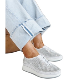 Silberne Ledersneaker auf der Amana-Plattform