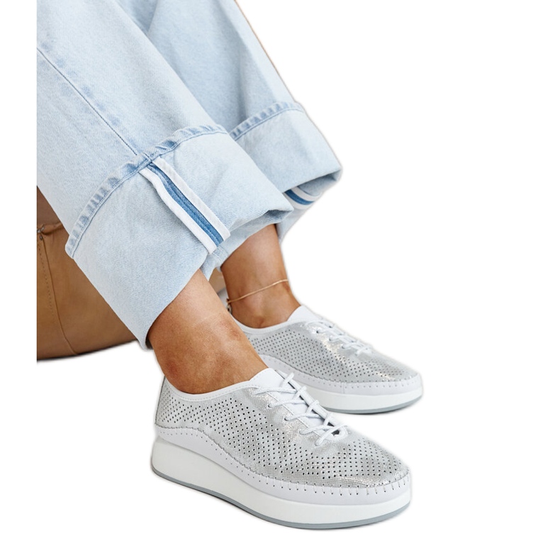 Silberne Ledersneaker auf der Amana-Plattform silber-