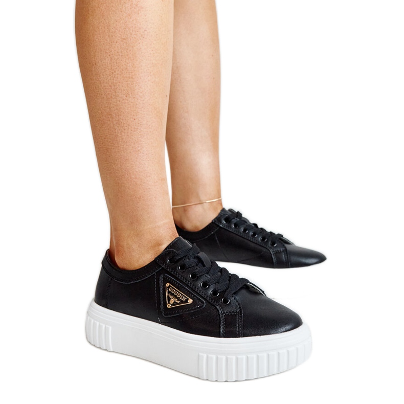 Schwarze Lederschuhe mit dekorativer Schnalle