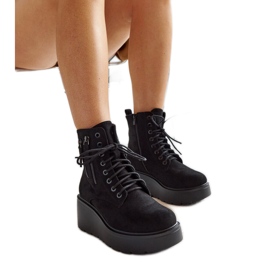 Schwarze isolierte Keilstiefel aus Wildleder von Safiya