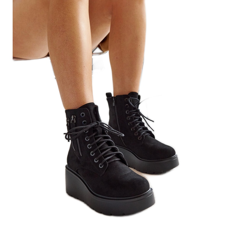 Schwarze isolierte Keilstiefel aus Wildleder von Safiya