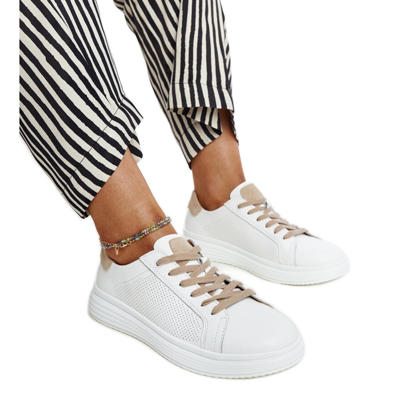 Weiße und beige Lederschuhe