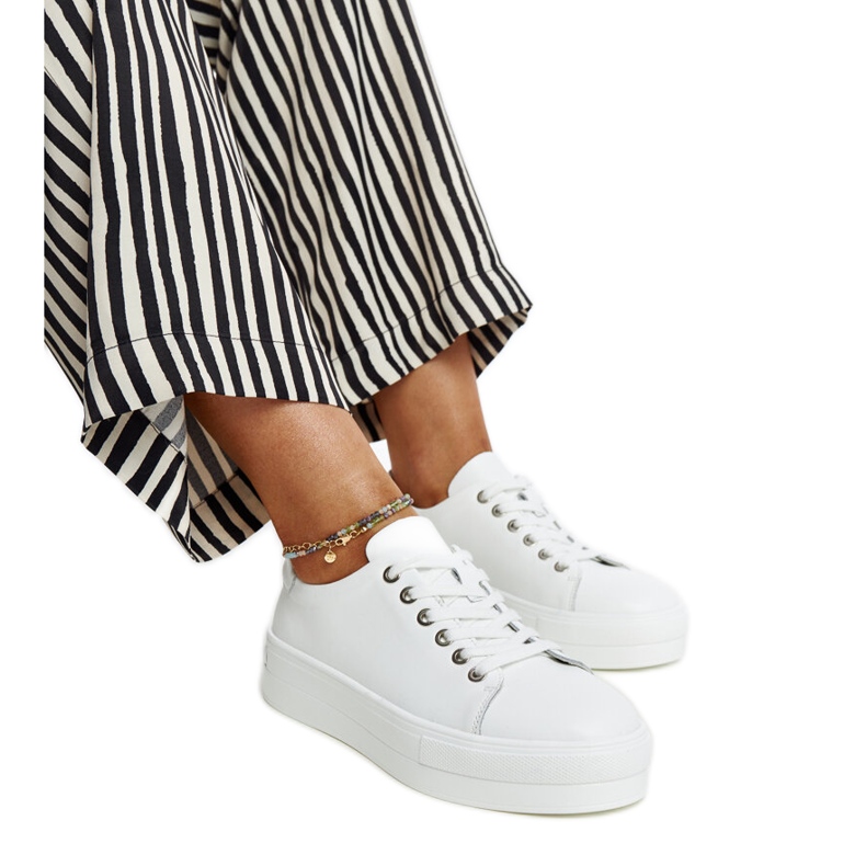 Weiße Lederschuhe mit dekorativer Schnalle