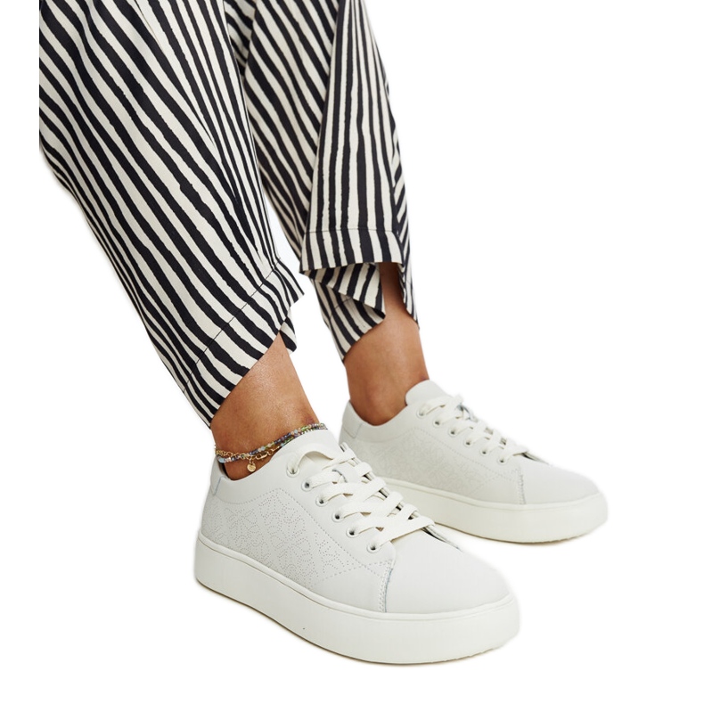 Beigefarbene Ledersneaker