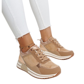 Braune Turnschuhe auf der Kerttu-Plattform