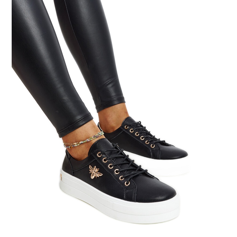 Schwarze Lederschuhe mit dekorativer Schnalle