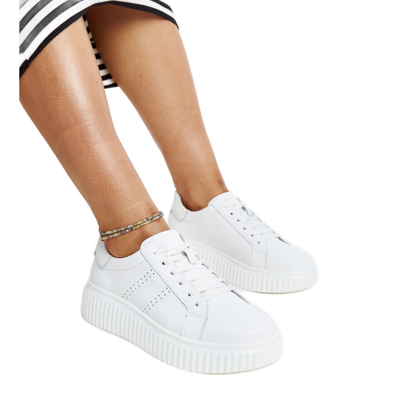 Blaue Lederschuhe mit dekorativer Schnalle weiß