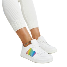 Weiße Lederschuhe mit dekorativer Schnalle