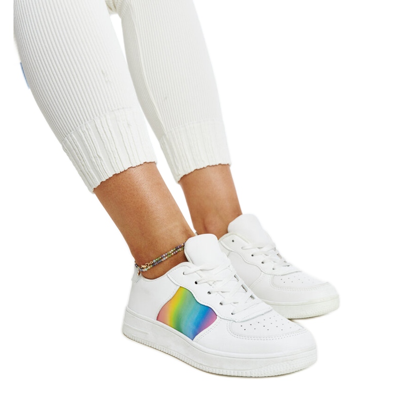 Weiße Lederschuhe mit dekorativer Schnalle