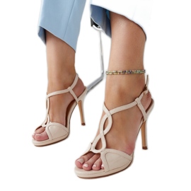 Beige Lack-Stiletto-Sandalen von Vappu