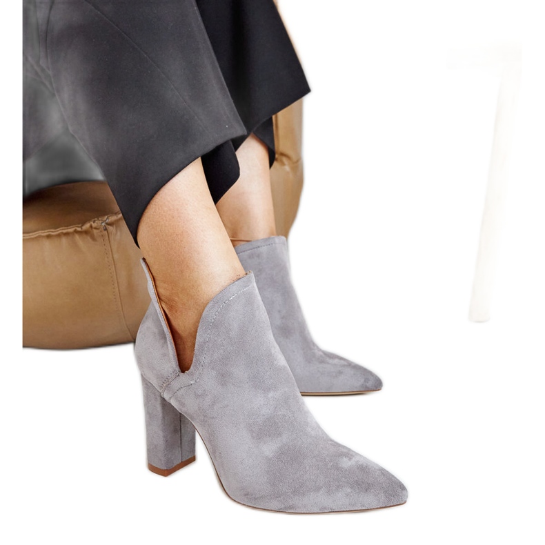 Taylans graue asymmetrische Stiefeletten mit hohem Absatz