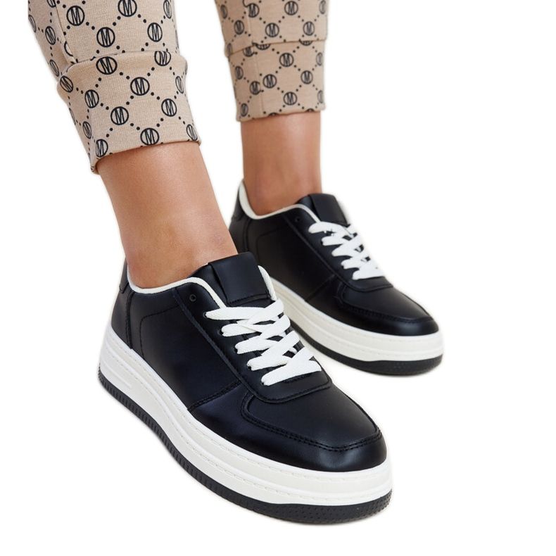 Schwarze Sneakers auf der Cvita-Plattform