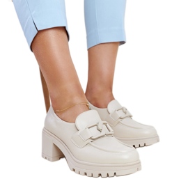 Beigefarbene Schuhe mit Ledereinsatz von Vinceza