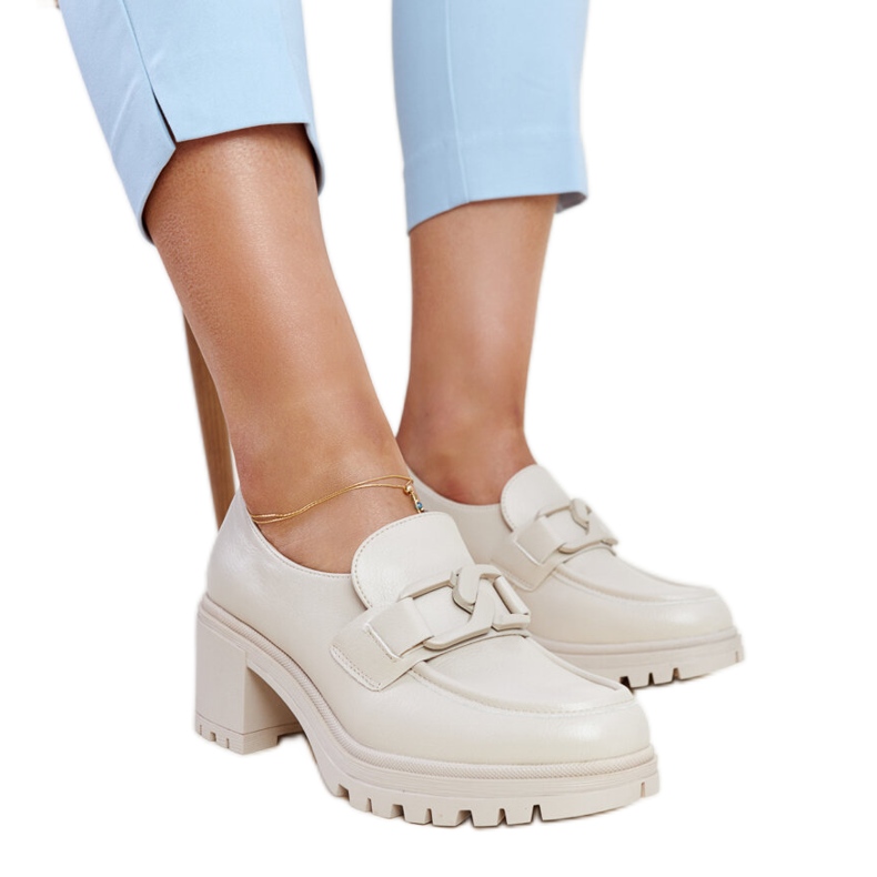 Beigefarbene Schuhe mit Ledereinsatz von Vinceza