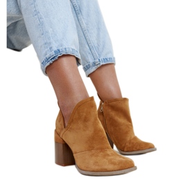 Braune Stiefeletten mit Cut-Out-Block von Brankka