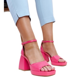 Dunkelrosa Sandaletten mit hohen Absätzen von Vesna