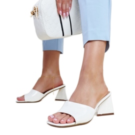 Weiße Andela-Flip-Flops aus Lackleder mit hohen Absätzen