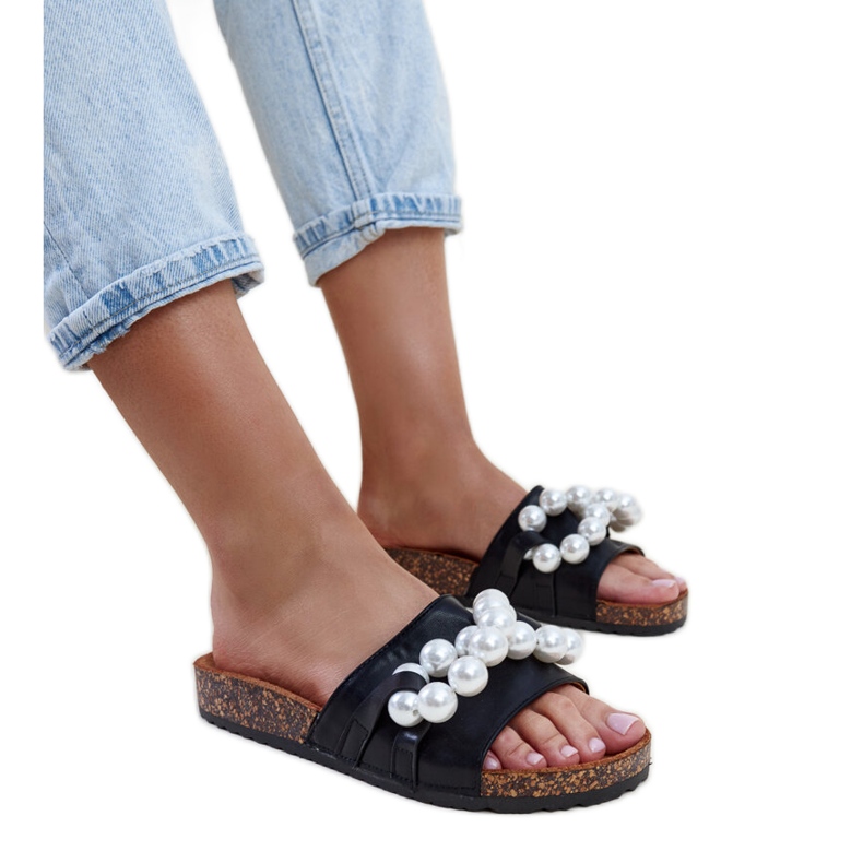 Schwarze Flip-Flops mit Korksohle und Zlatna-Perlen