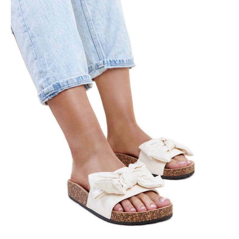 Hellbeige Flip-Flops mit Korksohle und Petresa-Schleife