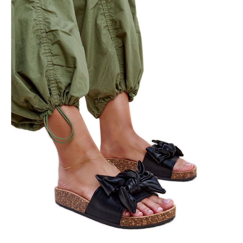 Schwarze Flip-Flops mit Korksohle und Petresa-Schleife