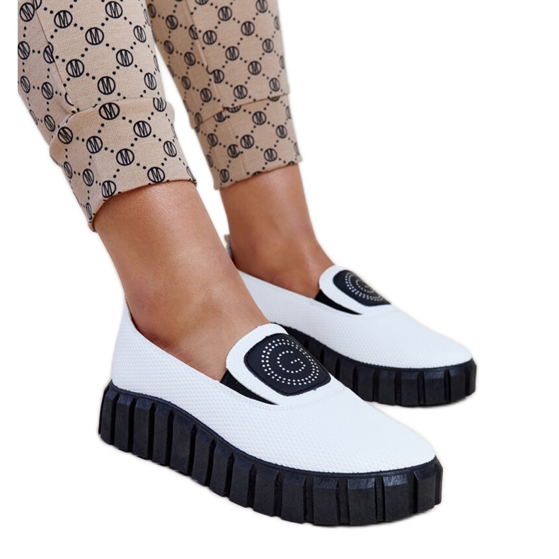 Weiße Schuhe mit massiver Teska-Sohle