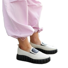 Beigefarbene Schuhe mit massiver Teska-Sohle