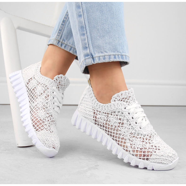 Damen-Sportschuhe aus weißer Spitze T.Sokolski 1982