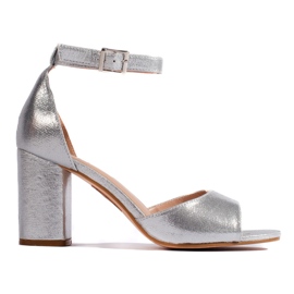 Silberne Damensandalen mit hohen Absätzen
