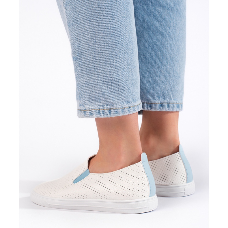 Durchbrochene Slip-On-Sneaker in Weiß und Blau