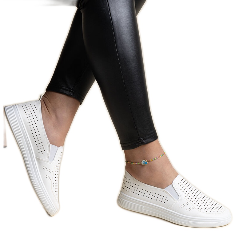 Weiße, durchbrochene Slip-On-Sneaker von Dafina