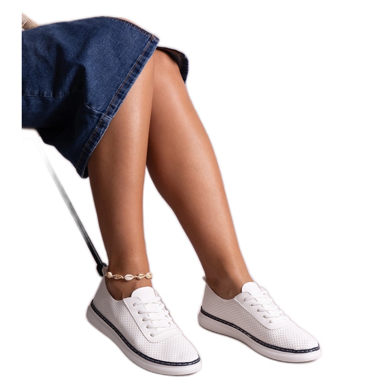 Durchbrochene Biserka-Sneaker in Weiß und Marineblau