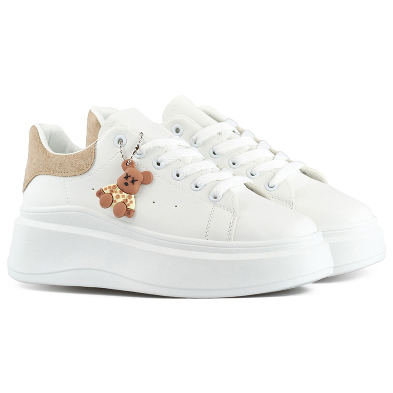 Weiße Sportschuhe mit dicker Sohle und beigem Teddybär