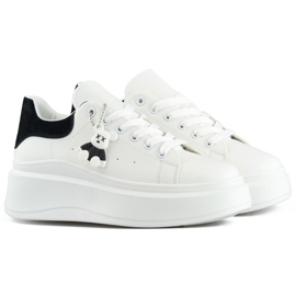 Weiße Sportschuhe mit dicker Sohle und schwarzem Teddybär