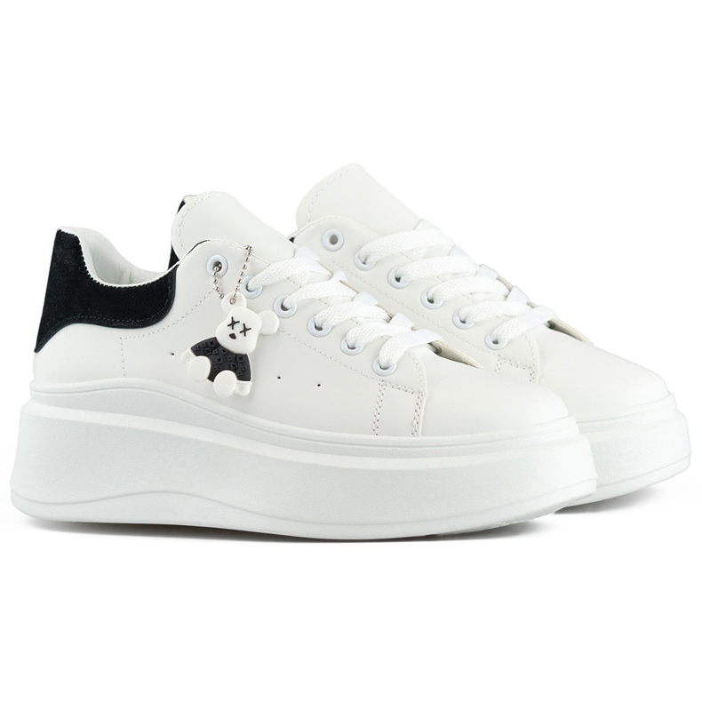 Weiße Sportschuhe mit dicker Sohle und schwarzem Teddybär