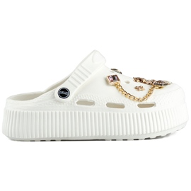 Weiße Flip-Flops mit dicker Sohle und Verzierungen