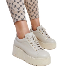 Karino-Sneaker aus beigem Leder mit Keilabsatz