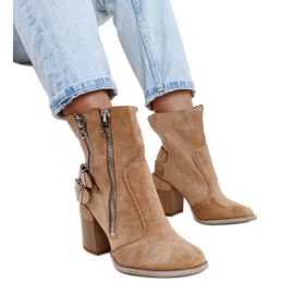 Beige hohe Stiefel mit dekorativen Reißverschlüssen Inel braun