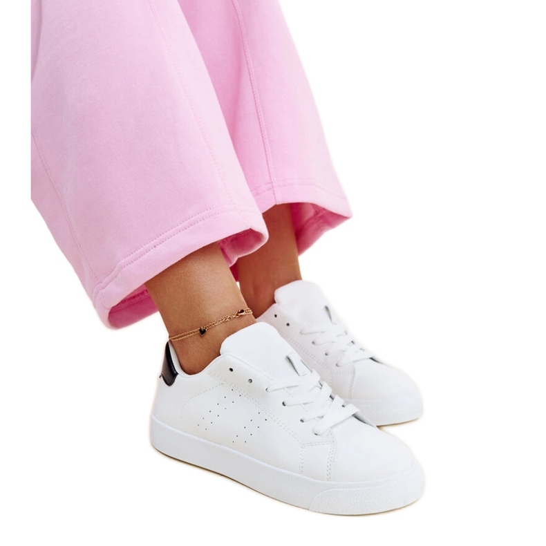 Weiße und schwarze Akila-Sneaker