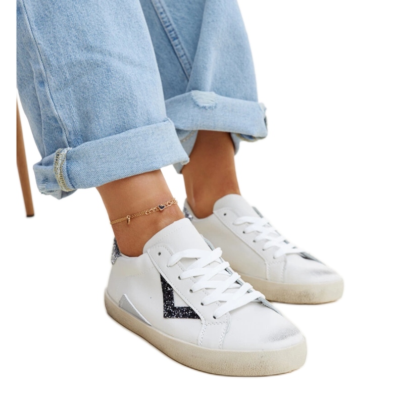 Weiße Sneakers mit Used-Effekt von Gombol