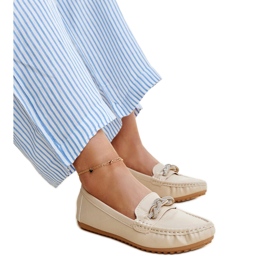 Beigefarbene Mokassins, verziert mit Adiba-Strasssteinen