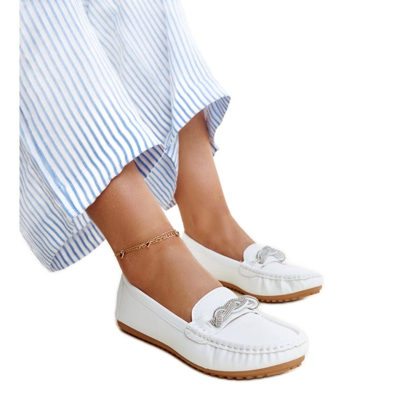 Weiße Mokassins, verziert mit Adiba-Strasssteinen