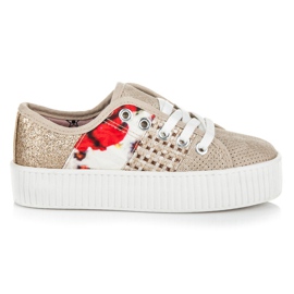 Kylie Turnschuhe auf der abstrakten Druckplattform braun