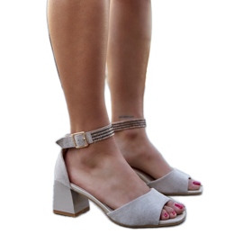 Athir-Sandalen mit Lackabsatz beige