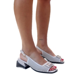 Durchbrochene Sandalen auf einem massiven Sajida-Block grau