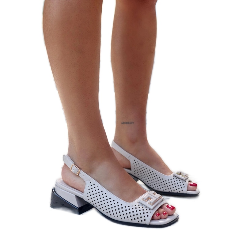 Durchbrochene Sandalen auf einem massiven Sajida-Block grau