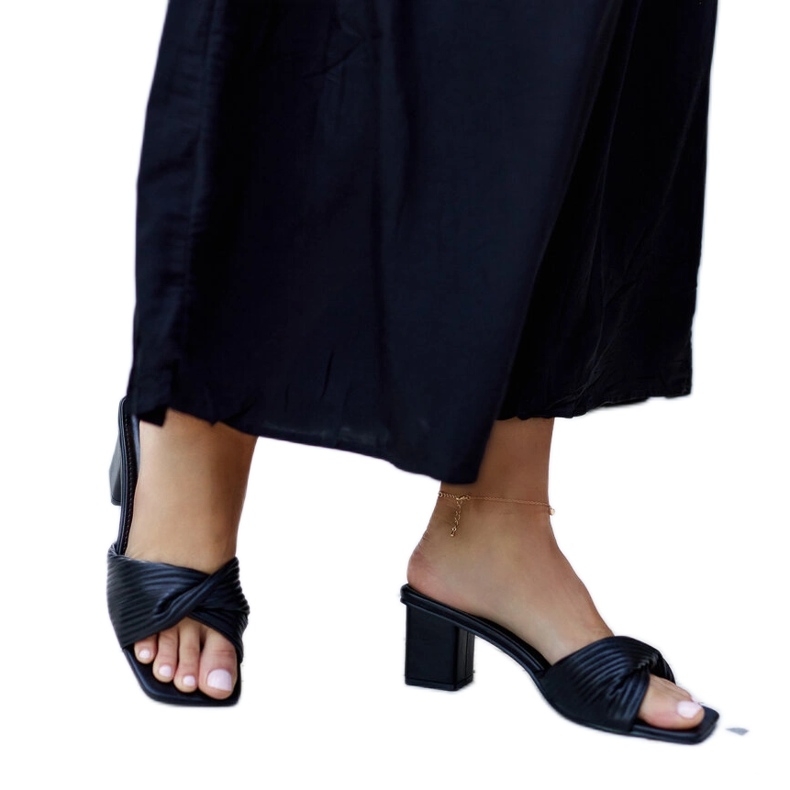 Schwarze Batari-Flip-Flops mit hohen Absätzen