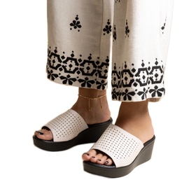 Weiße, durchbrochene Keilpantoffeln aus Öko-Leder von Garvin