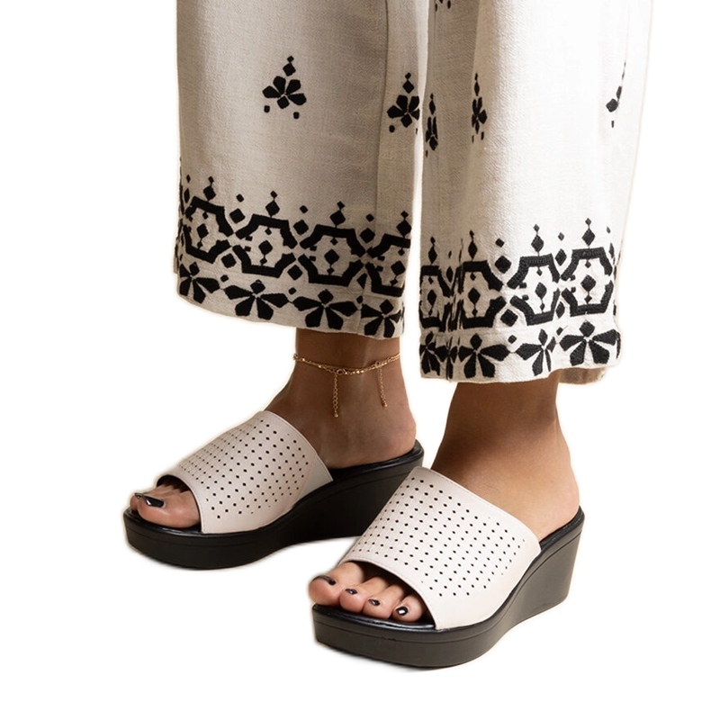 Weiße, durchbrochene Keilpantoffeln aus Öko-Leder von Garvin